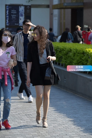 街拍卷发肉丝少fu