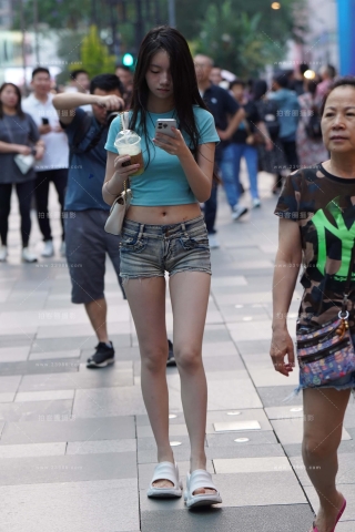 街拍紧身热牛小妹