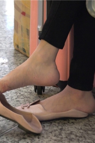 查看完整内容：4K 候车室打电话的美女姐姐挑鞋玩得真6 [3.27 GB/MP4]（视频版） - 共8张图片