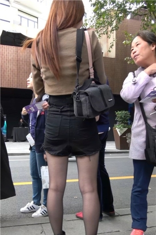 街拍高腰热裤黑丝街拍美腿美妇 [1.35 GB/MP4]（视频版）