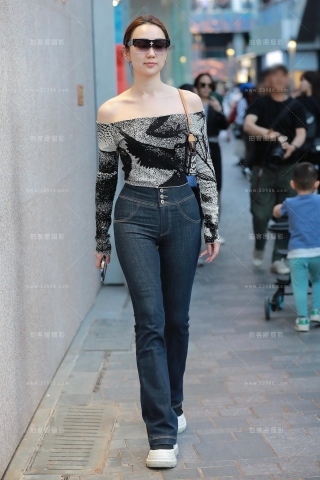 查看完整内容：深蓝牛仔裤美女 - 共29张图片