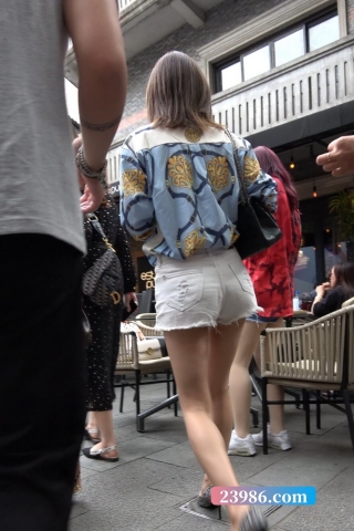 查看完整内容：4K - 街拍白短热裤尖嘴高跟鞋美女 [1.16 GB/MP4]（视频版） - 共10张图片