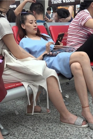 查看完整内容：4K 蓝色连衣裙苗条美女的性感鱼嘴凉高跟 [2.09 GB] - 共8张图片