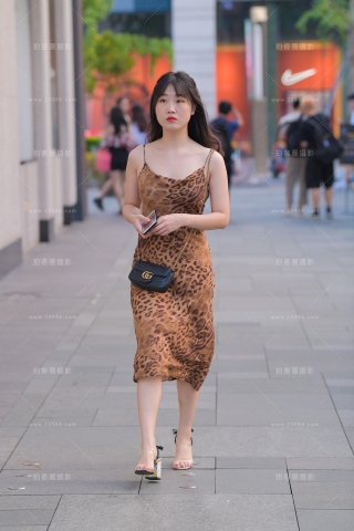 吊带豹纹小姐姐
