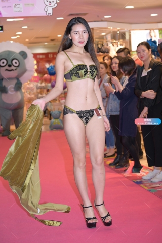 似否记得她？性感吗她这套内衣?