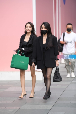 街拍纤细腿腿姐妹