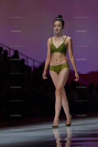 查看完整内容：舞台模特小合集 - 共15张图片