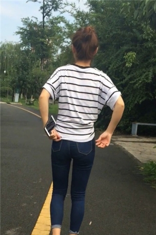 查看完整内容：约的清纯小学妹穿紧身蓝牛公园摆拍 [1.15 GB]（视频版） - 共14张图片