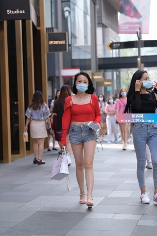 街拍红衣热牛女子