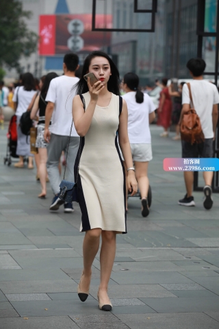查看完整内容：街拍靓丽的长裙美姐 - 共21张图片