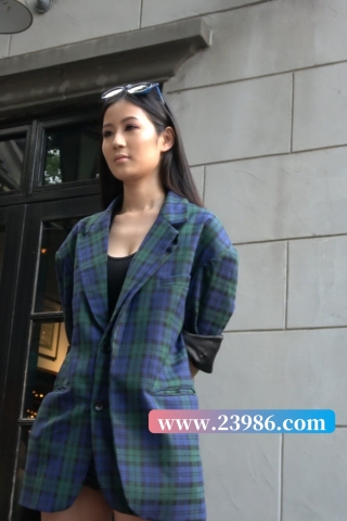 查看完整内容：4K - 性感高挑街拍热裤长腿高跟美女 [1.26 GB/MP4]（视频版） - 共10张图片