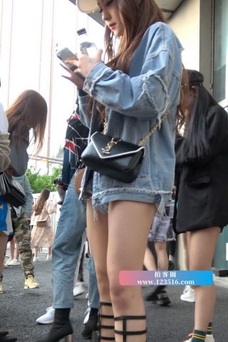 查看完整内容：4K -性感高挑街拍热裤罗马鞋大美女 [963 MB/MP4]（视频版） - 共10张图片