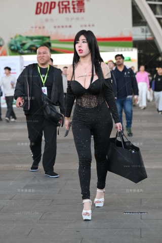 查看完整内容：丰满丰腴网红猪小七 - 共18张图片