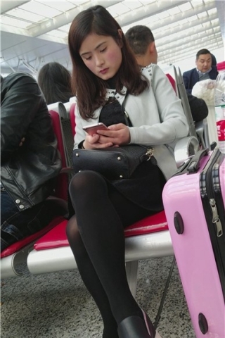 查看完整内容：4k-候车室拍摄黑色丝袜小清新美眉（视频版） - 共8张图片