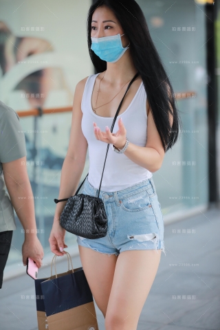 【玻璃街拍】蓝牛热裤Y Y小姐姐