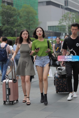 街拍绿色T恤短发美眉