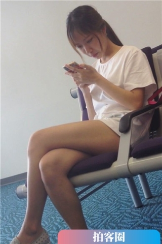 查看完整内容：候车室内的甜美清纯美眉，白嫩细腿在她前面有点不淡定...（视频版） - 共6张图片
