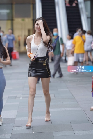 街拍性感皮裙长腿美女