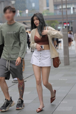 性感的白短裙低胸妹子