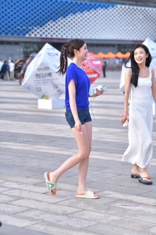 蓝色衣服马尾辫小姐姐