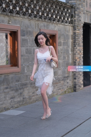 白色群时尚街拍美女