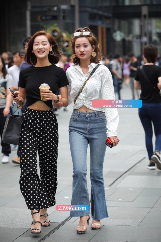 时尚活泼的紧牛小姐姐