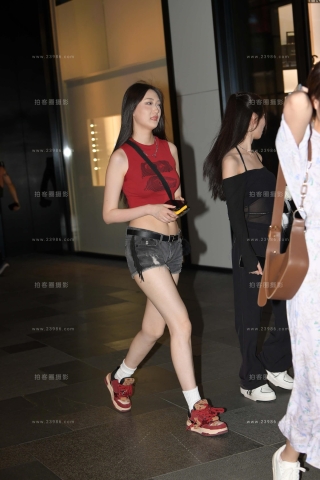 夜拍美腿热裤小蛮腰的小姐姐