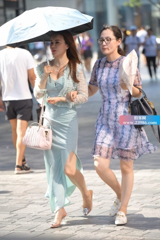 风情万种的开叉长裙街拍美女