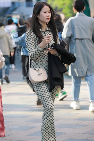 【玻璃街拍】性感瑜伽裤小姐姐