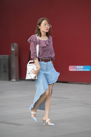 街拍牛仔裙高跟姐姐