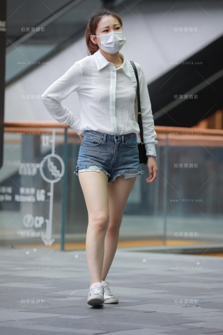 【玻璃街拍】热裤Y Y小妹