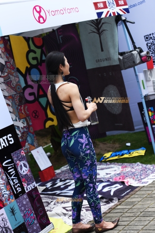 【咔喳赛贴】曼妙身材改行摆地摊