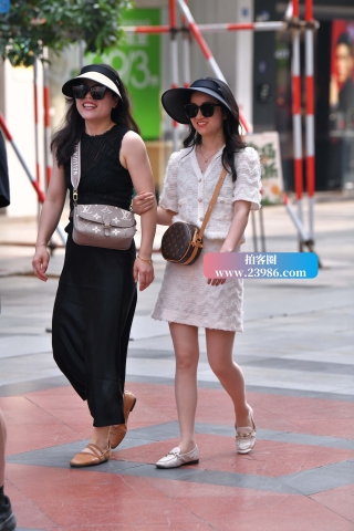 街拍喜欢穿R丝的白裙朲槭