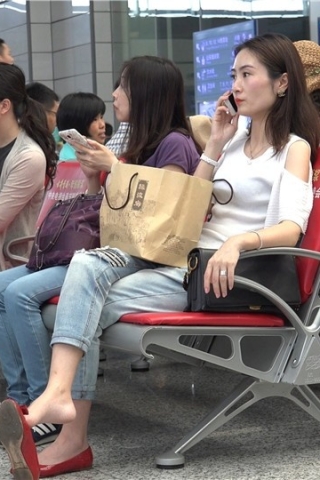 查看完整内容：4K 红鞋紧身牛仔超高颜值美足美女 [4.65 GB/MP4] （视频版） - 共9张图片