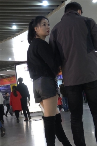 4K皮裤美腿街拍美女两位 [1.16 GB]（视频版）