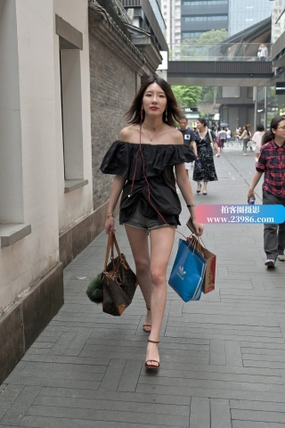 街拍骨干露肩小姐姐购物归来