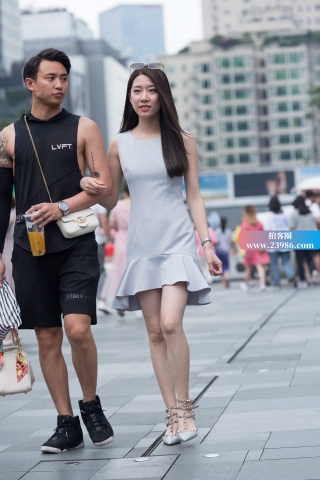 街拍漂亮的美女姐姐