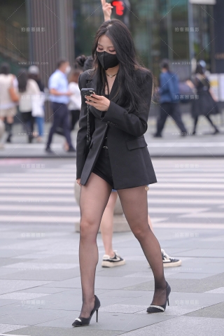 打电话的黑丝热裤美女