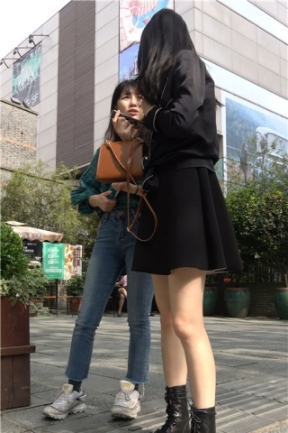 4k-黑色连衣裙漂亮美女街拍美腿 [1.54 GB]（视频版）