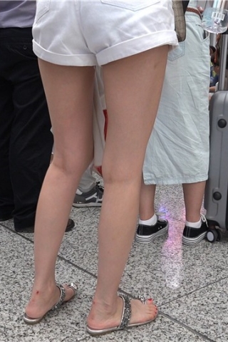 查看完整内容：4K 静静欣赏美腿小姐姐的鲜嫩玉足 [5.30 GB] （视频版） - 共9张图片