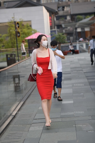 街拍红色吊带裙白皙小姐姐