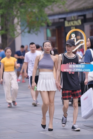 街拍白短裙美姐姐
