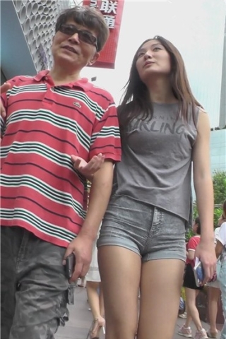 查看完整内容：身材火爆三角区饱满的热裤美眉，跟这男人什么关系？[558 MB]（视频版） - 共14张图片