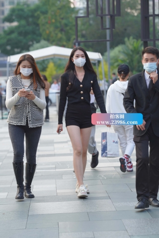 街拍白嫩腿腿小姐姐