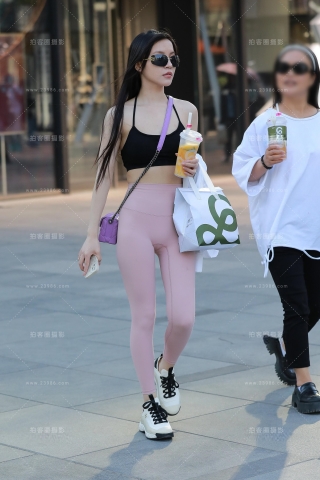 粉色紧身瑜伽裤美女