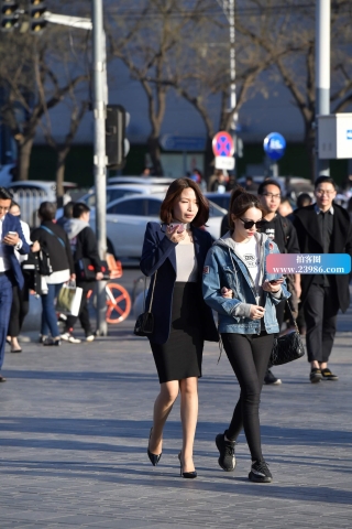 包臀裙高跟女子