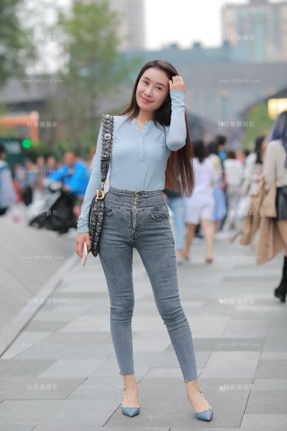 【凯恩赛贴】搭讪翘臀美眉 她视乎对我有好感