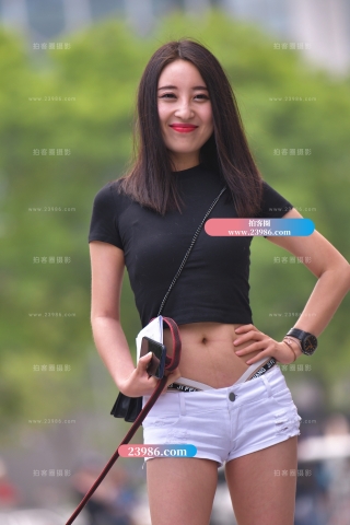 路边遛狗的长腿美女