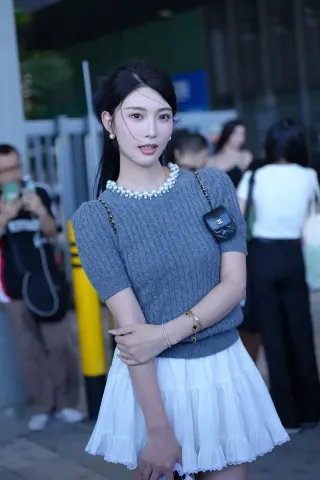 靓丽百褶裙美女（完整版）