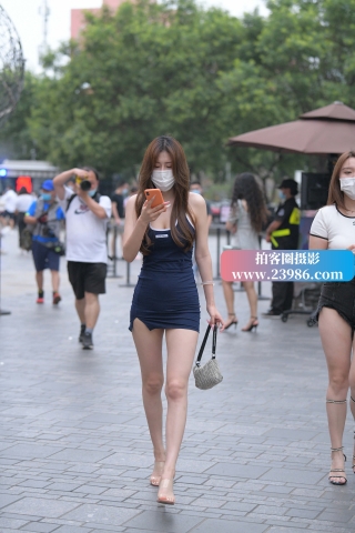 街拍超短群小姐姐